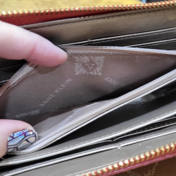 Anne Klein slim wallet Coral faux crocodile - Picture 8 of 8